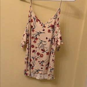 🌸American Eagle Soft and Sexy Cold Shoulder Top
